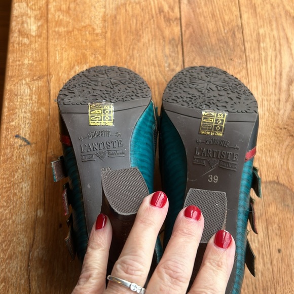 Shoes - Picture 4 of 5